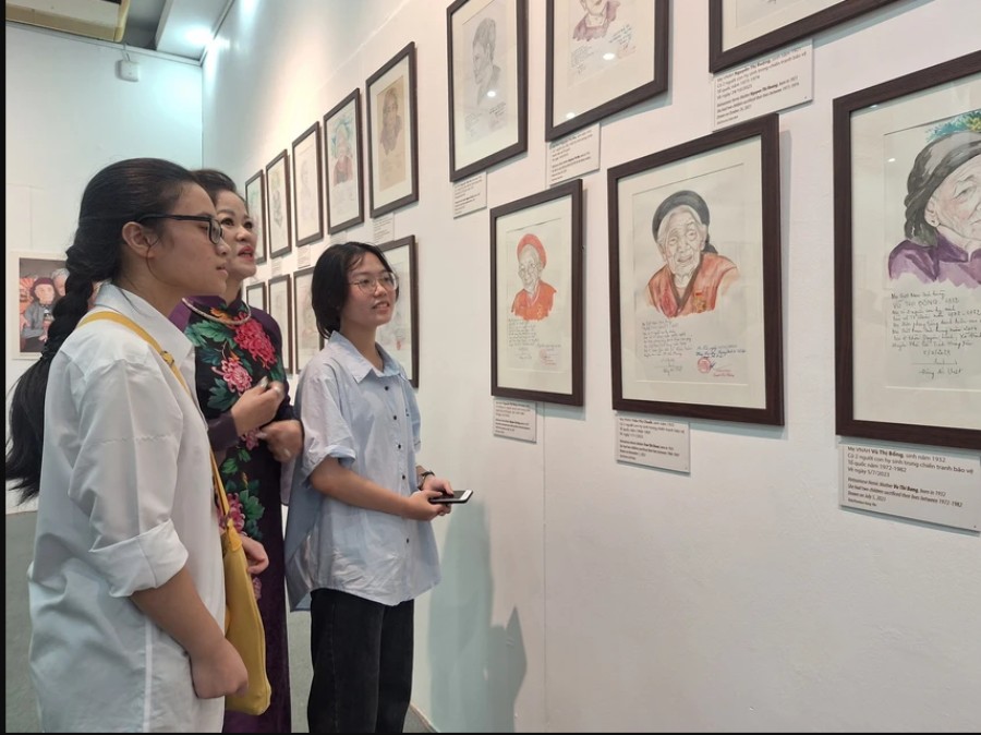 Visitors to the Vietnamese Women's Museum in Hanoi. Many believe that the concept of "men build houses, women build homes" still has much meaning in modern society. Photo: Women's Museum.