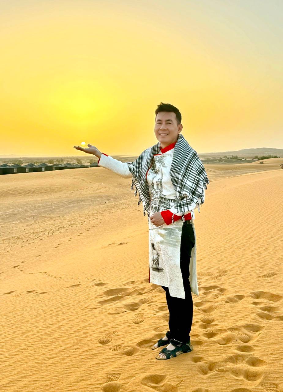 Anh diện áo dài đón bình minh và hoàng hôn ở Sahara ở Maroc. Ảnh: Nghệ sĩ.