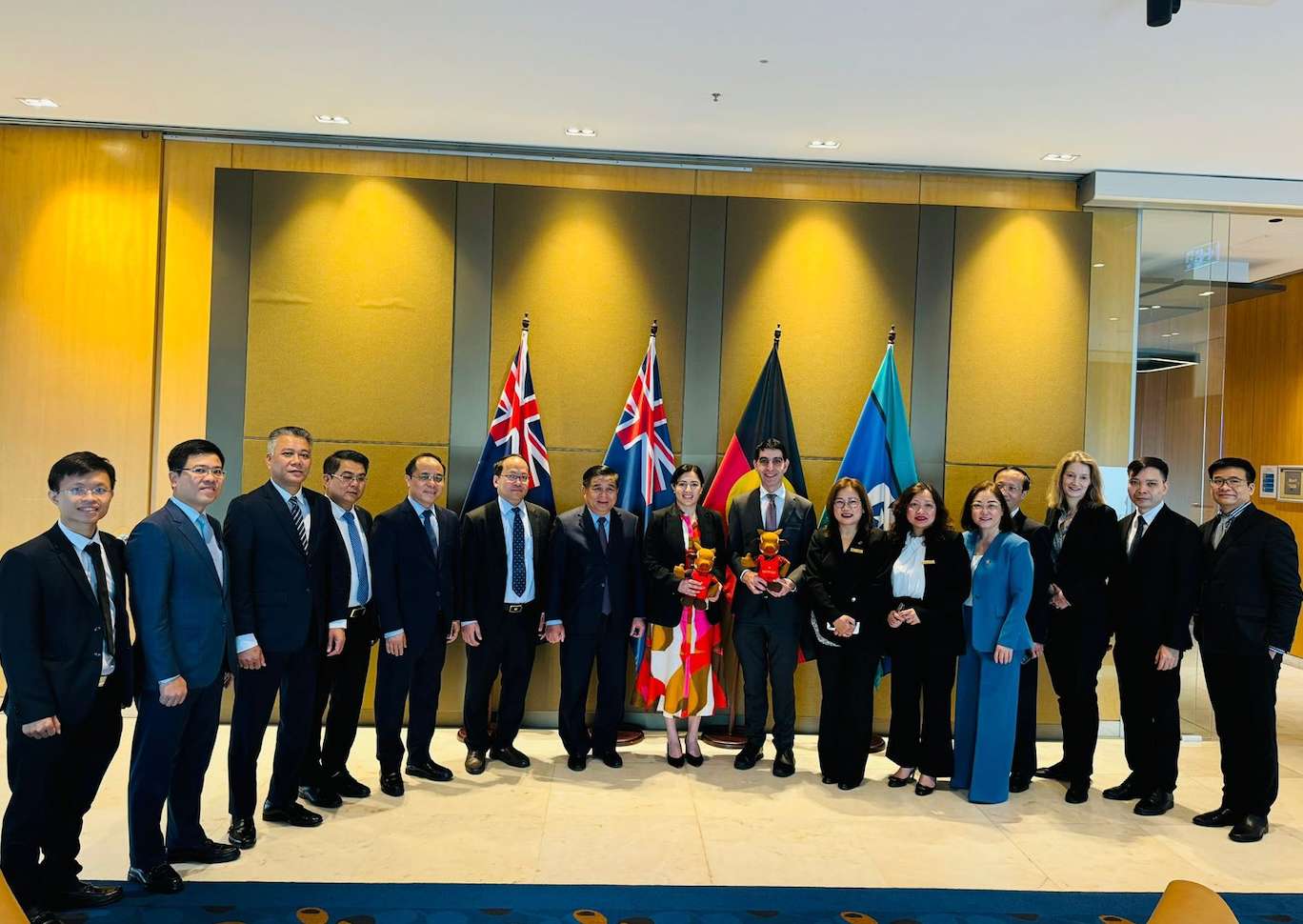 The meeting was part of a working trip to attend the 4th Vietnam-Australia Economic Partnership Ministerial Meeting and investment promotion activities between the two countries. Photo: MPI