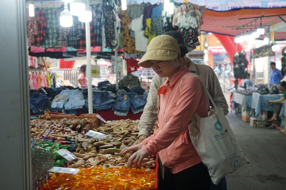 Nguoi lao dong tham quan, mua sam tai Ngay hoi. Anh: Thanh Thanh 