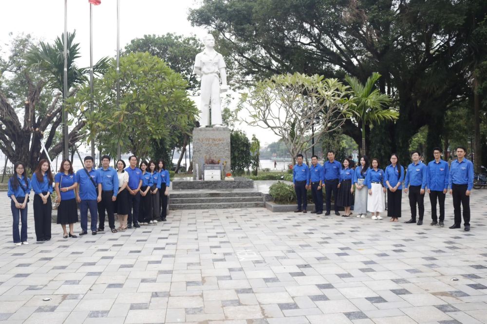 Doan vien thanh nien Thu do Ha Noi dang huong, dang hoa tai vuon hoa Ly Tu Trong. Anh: Ai Van