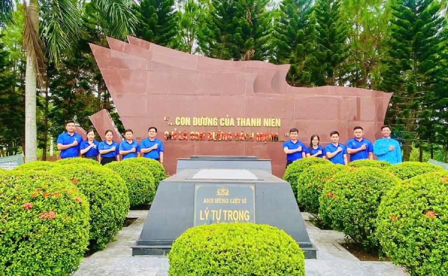 Youth Union members offer incense and flowers to commemorate the patriotic young man Ly Tu Trong. Photo: Hatinh.gov.vn