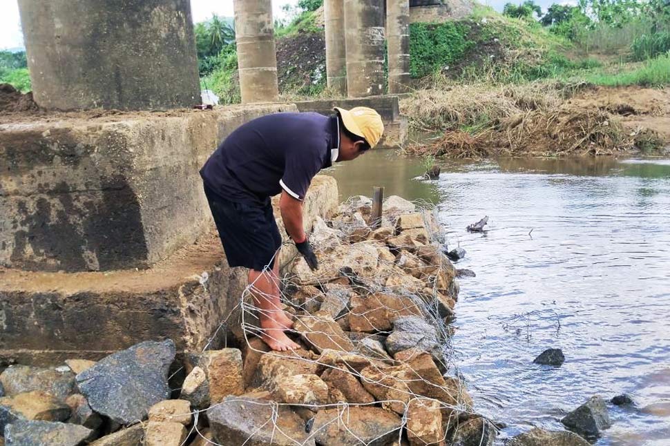 Construction workers reinforce the bridge foundation to prevent erosion. Photo: Binh Dinh Province Department of Transport