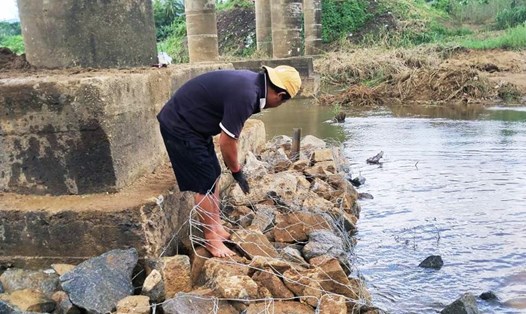 Công nhân thi công gia cố móng trụ cầu để ngăn xói lở. Ảnh: Sở GTVT tỉnh Bình Định