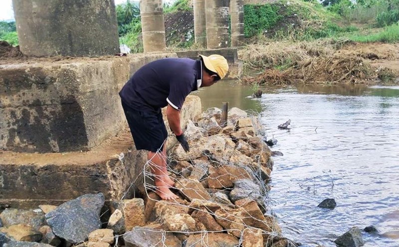 Construction workers reinforce the bridge foundation to prevent erosion. Photo: Binh Dinh Province Department of Transport