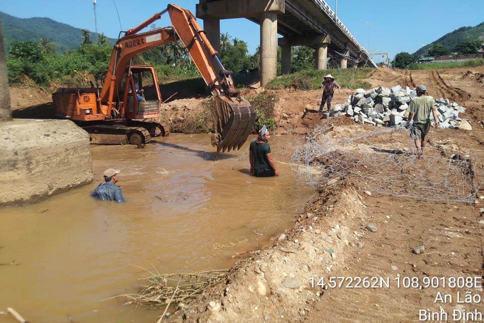 Gia co chong xoi lo mong tru cau An Lao (tuyen DT629). Anh: So GTVT tinh Binh Dinh