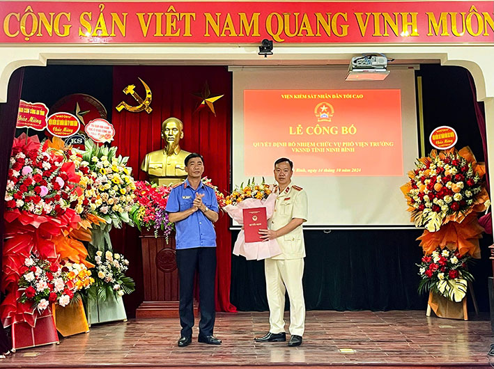Deputy Director of Institute of Supreme People's Procuracy - Nguyen Duy Giang presented the appointment decision to Mr. Phan Van Dung. Photo: Ninh Binh Provincial People's Procuracy