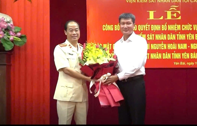 Mr. Bui Manh Cuong (left) was appointed as Director of Institute of Yen Bai Provincial People's Procuracy. Photo: Yen Bai Provincial People's Procuracy