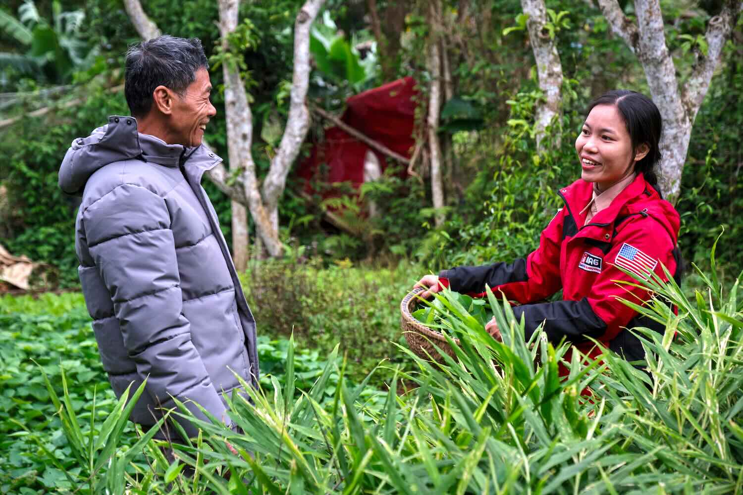 Chi xuyen gap go nguoi dan de tim hieu thong tin. Anh: MAG/Bart Verweij