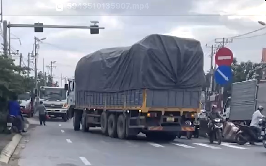Long An province authorities have identified the truck driver who drove in the wrong direction on National Highway 1. Photo cut from clip