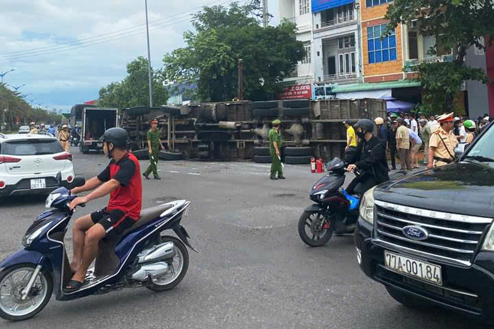 A truck carrying wood chips overturned, crushing three passersby to death. Photo: Du Ca