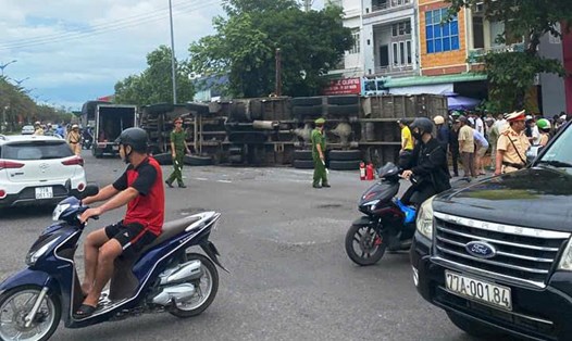 Xe chở dăm gỗ lật nghiêng đè 3 người đi đường tử vong. Ảnh: Dũ Ca