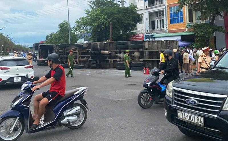 A truck carrying wood chips overturned, crushing three passersby to death. Photo: Du Ca