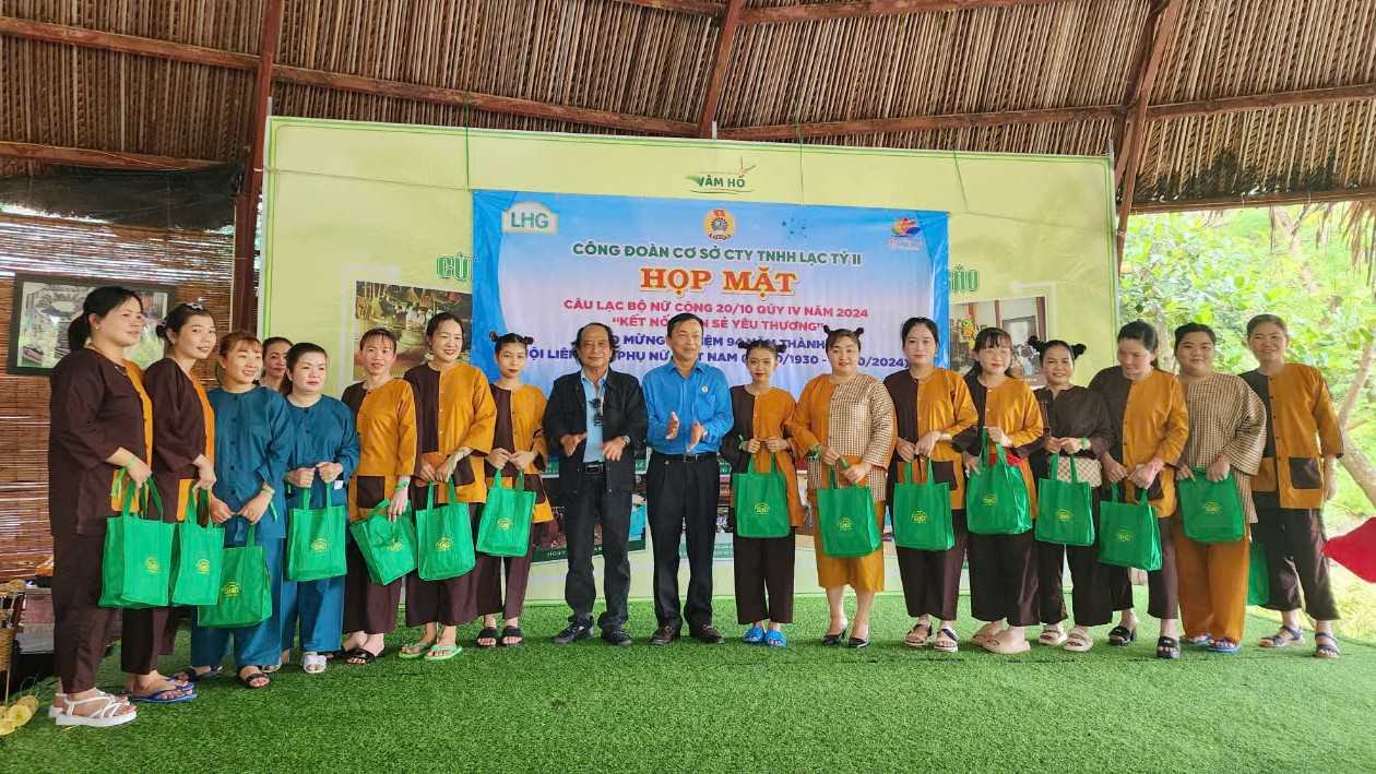 Activities to strengthen the spirit between female union members and workers. Photo: Trade Union of Industrial Parks in Hau Giang province.
