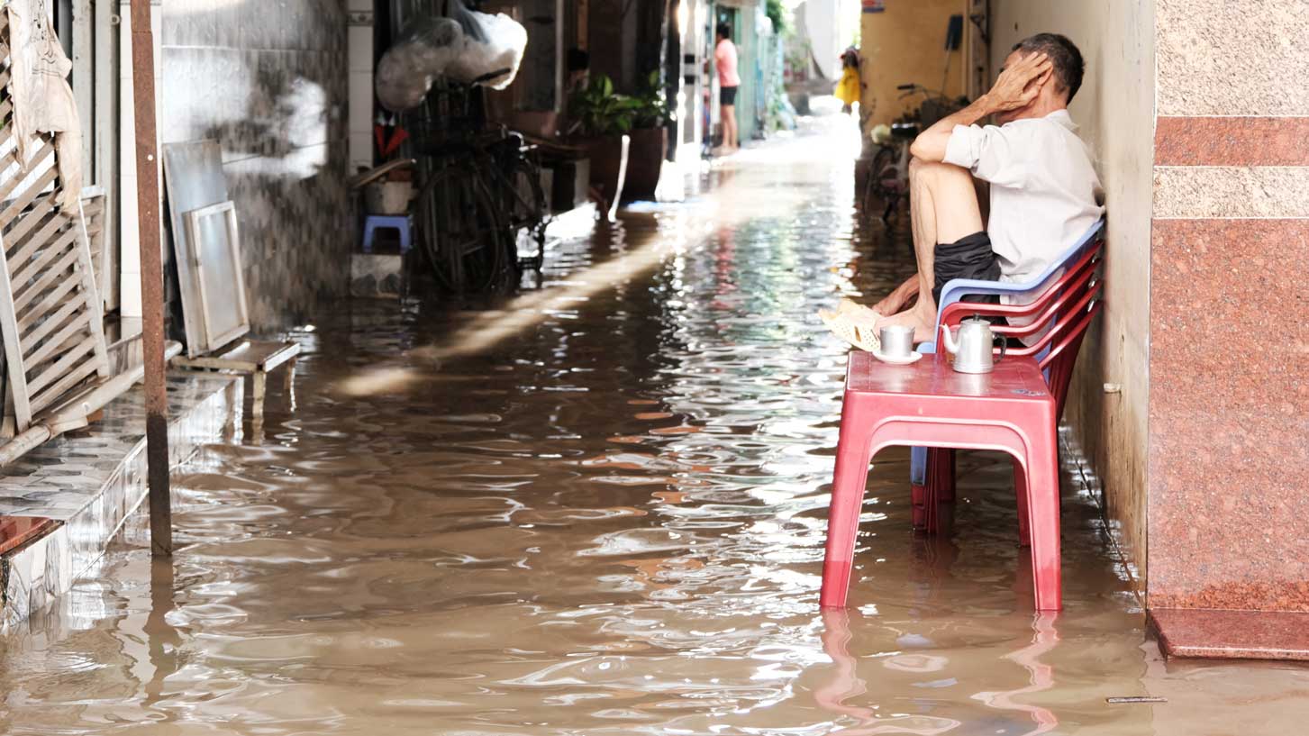 Nguoi dan uong nuoc phai de chan len ghe vi nuoc ngap.