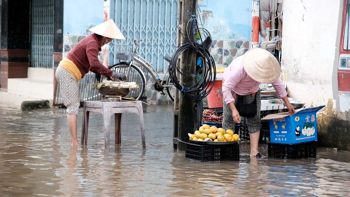 Tieu thuong phai ke hang hoa len cao de tranh nuoc ngap.