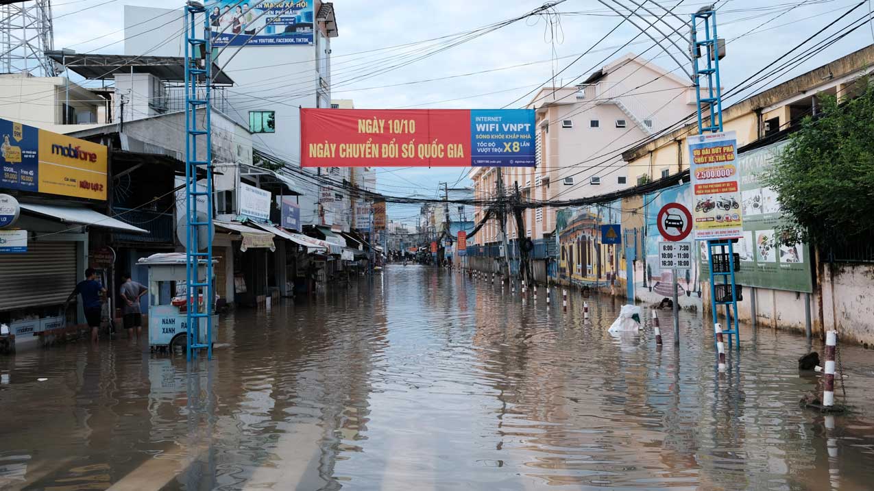 Duong dan vao cho Binh Thuy ngap nuoc vao sang ngay 19.10.