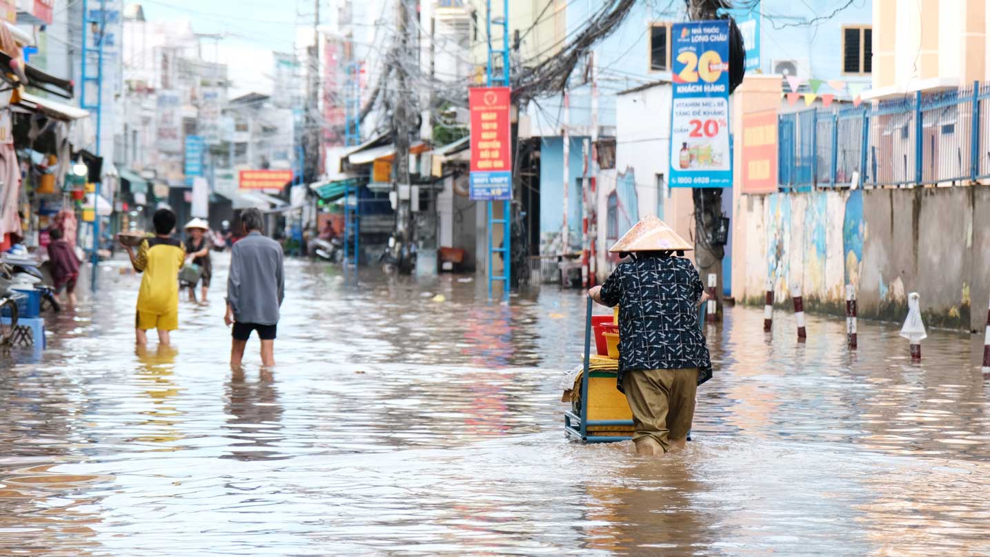 Nguoi dan chat vat di chuyen.