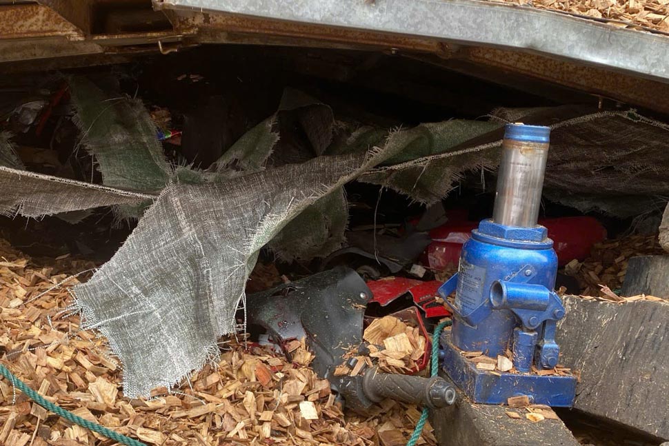 The scene of the truck carrying wood chips overturned, crushing and killing 3 people on the road. Photo: Binh Dinh Provincial Police