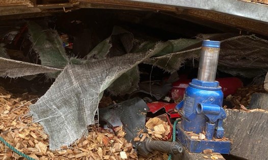 Hiện trường vụ xe tải chở dăm gỗ lật, đè chết 3 người đang đường. Ảnh: Công an tỉnh Bình Định
