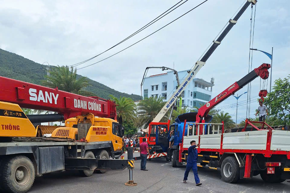 Hien, Cong an TP Quy Nhon cung da co mat tai hien truong de phan luong giao thong, cuu nan cuu ho. Trong sang 20.10, Giam doc Cong an tinh Binh Dinh da giao cac don vi thuoc Cong an tinh Binh Dinh dieu tra, lam ro nguyen nhan vu tai nan.