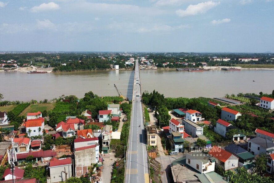 Trung Ha Bridge connecting Phu Tho with Hanoi has relaxed its ban on cars. Photo: To Cong.