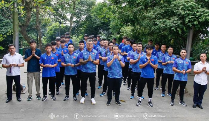 The Vietnam U17 team offered incense to commemorate the Hung Kings before the 2025 U17 Asian qualifiers. Photo: VFF