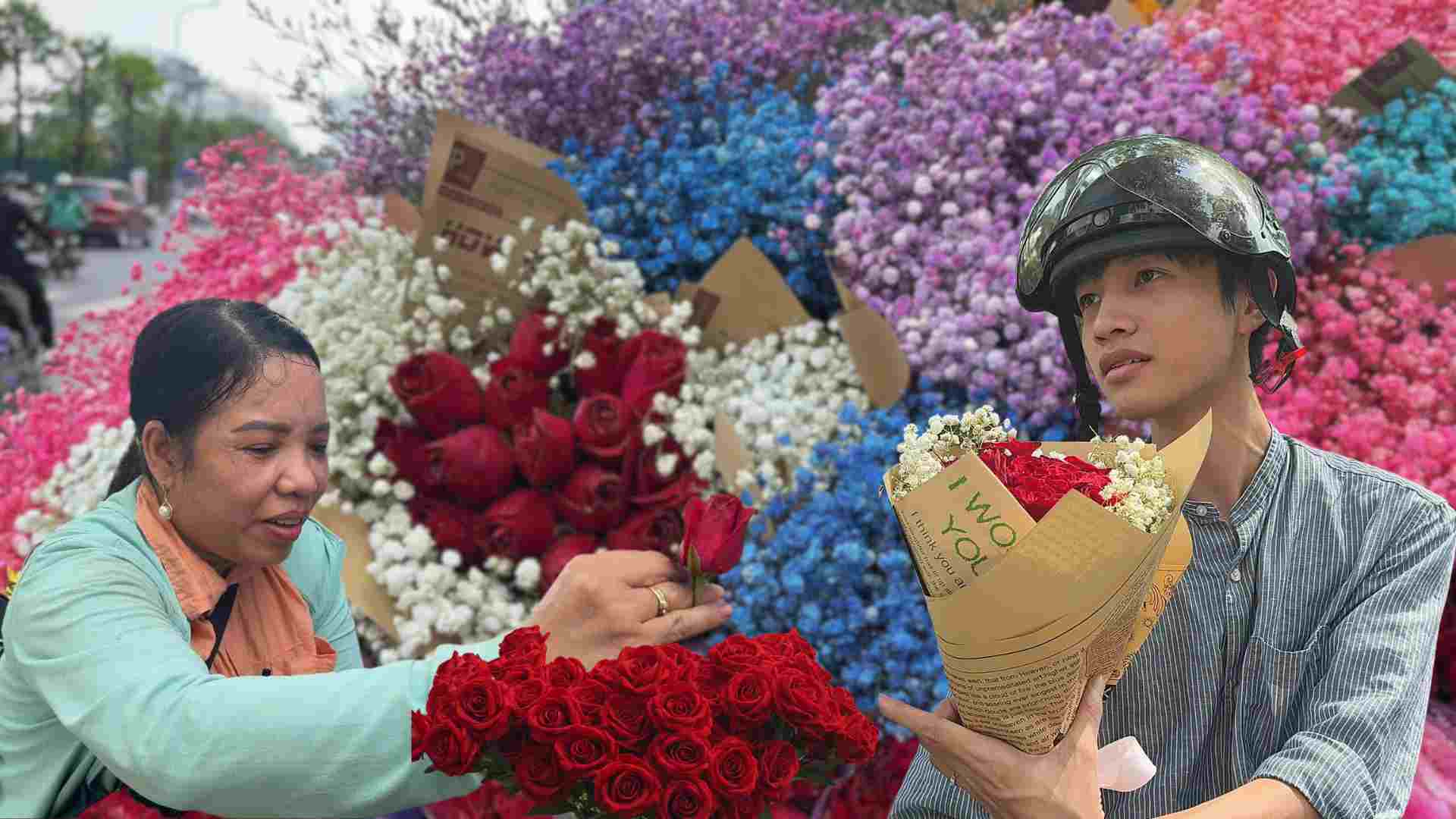 Hanoi people queue for hours to buy flowers