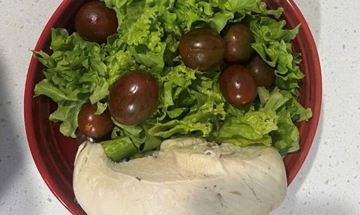 Ăn sáng bằng món salad ức gà là một trong những lựa chọn cho người bệnh tiểu đường vì không làm tăng đường huyết. Ảnh: Kiều Vũ