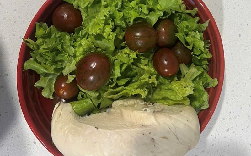 Eating chicken breast salad for breakfast is one of the options for diabetics because it does not increase blood sugar. Photo: Kieu Vu