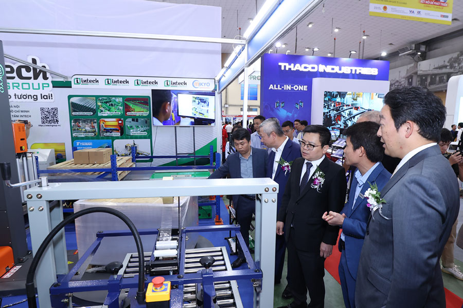 Mr. Truong Thanh Hoai - Deputy Minister of Industry and Trade (3rd from right) - attended the 5th International Exhibition on Supporting Industry and Manufacturing in Vietnam - Vimexpo 2024. Photo: G.M
