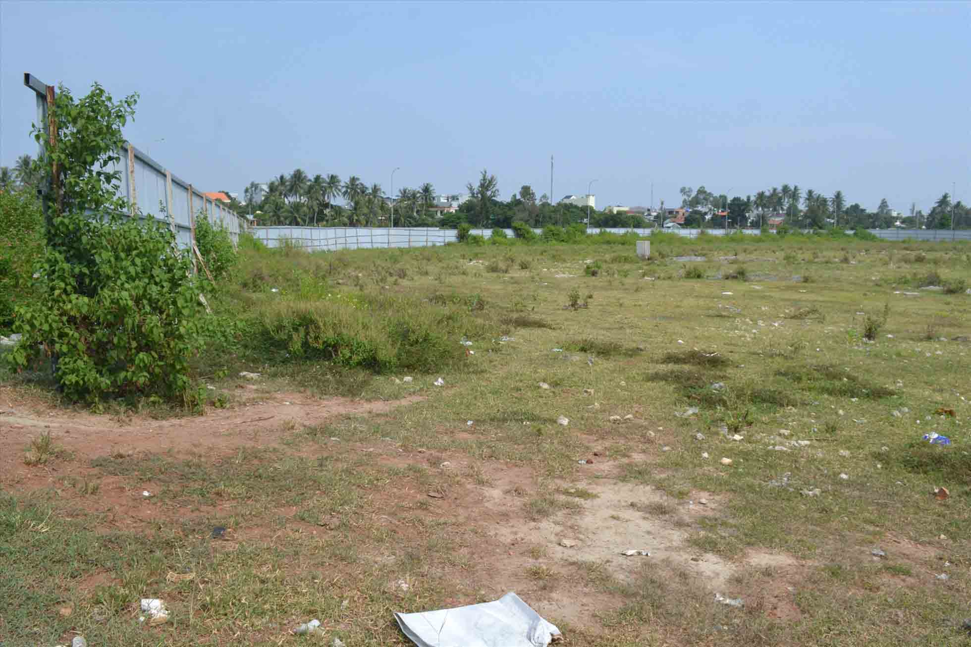 Many tourism projects in My Khe beach, Quang Ngai city have been granted investment policies, but many investors hold on to land but do not implement, causing waste of resources and environment... Photo: Ngoc Vien