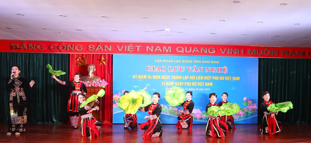 Union members, workers, civil servants and laborers participate in cultural exchange at the Nam Dinh Provincial Labor Federation. Photo: Dao Mai