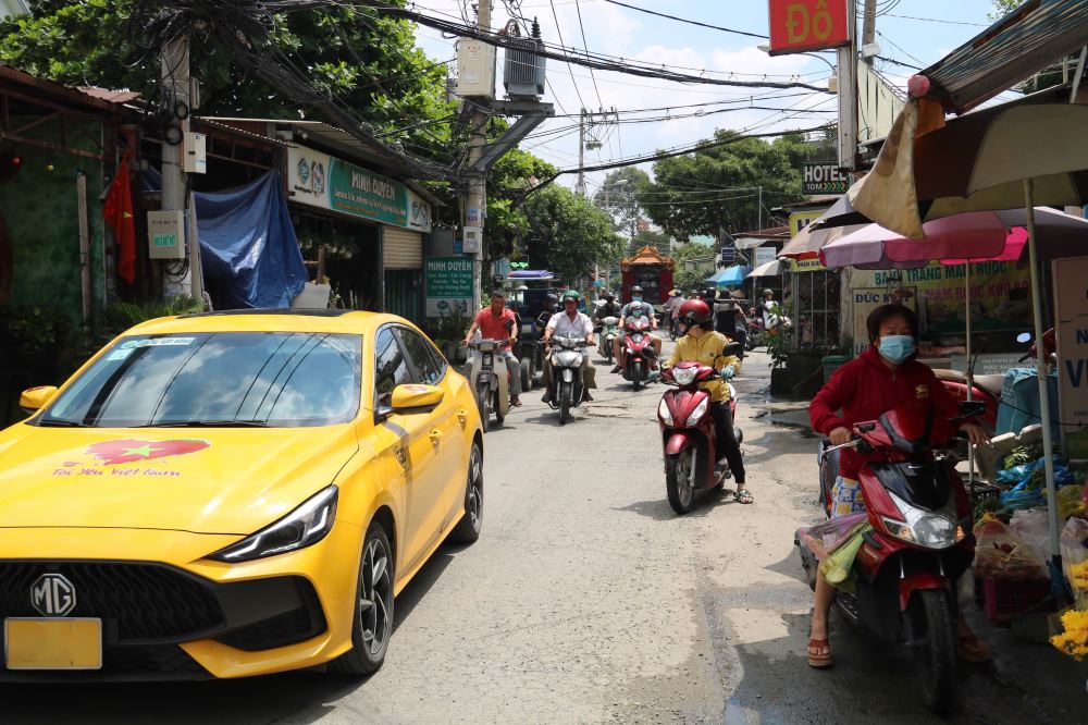   Mat duong nho hep, mat do luu thong cao, nhieu ho dan buon ban doc 2 ben duong nen de xay ra un tac giao thong. Anh: Anh Tu