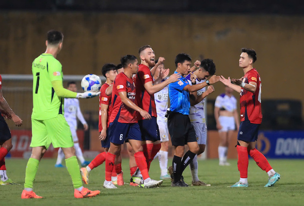 Cac cau thu Cong an Ha Noi phan ung voi trong tai sau khi cho Ha Noi FC huong qua phat den. Anh: Minh Dan