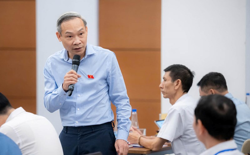 Standing member of the National Assembly's Economic Committee, Mr. Phan Duc Hieu, talks about the North-South high-speed railway project. Photo: Cao Nguyen.