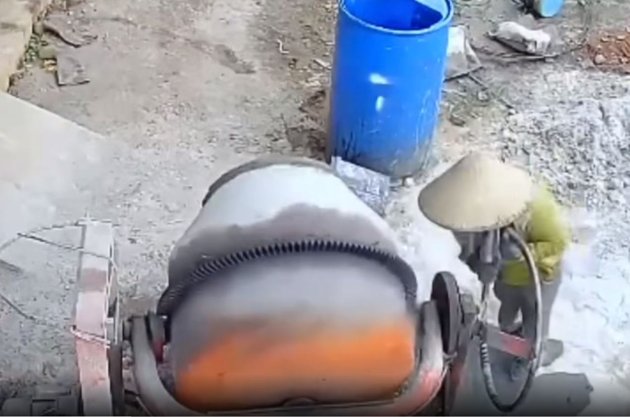 The scene of the incident where a woman was mixing concrete when she was unfortunately electrocuted and died. Photo: Provided by local residents