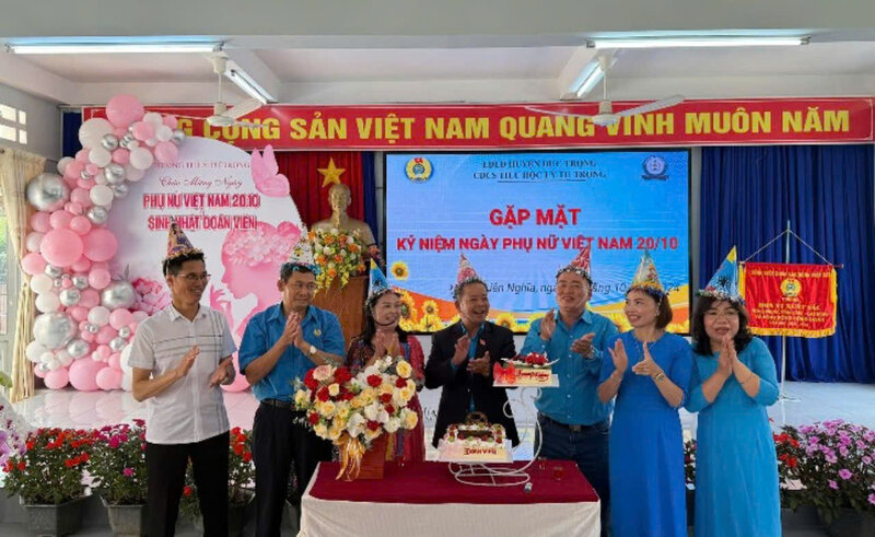 Chu tich Lien doan Lao dong tinh Lam Dong - ong Hoang Lien (o giua) du sinh hoat ky niem ngay Phu nu Viet Nam (20/10) va sinh nhat doan vien o Cong doan Truong Tieu hoc Ly Tu Trong. Anh: X.THANH