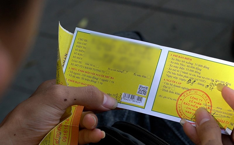 People buy motorbike insurance. Photo: Hai Danh