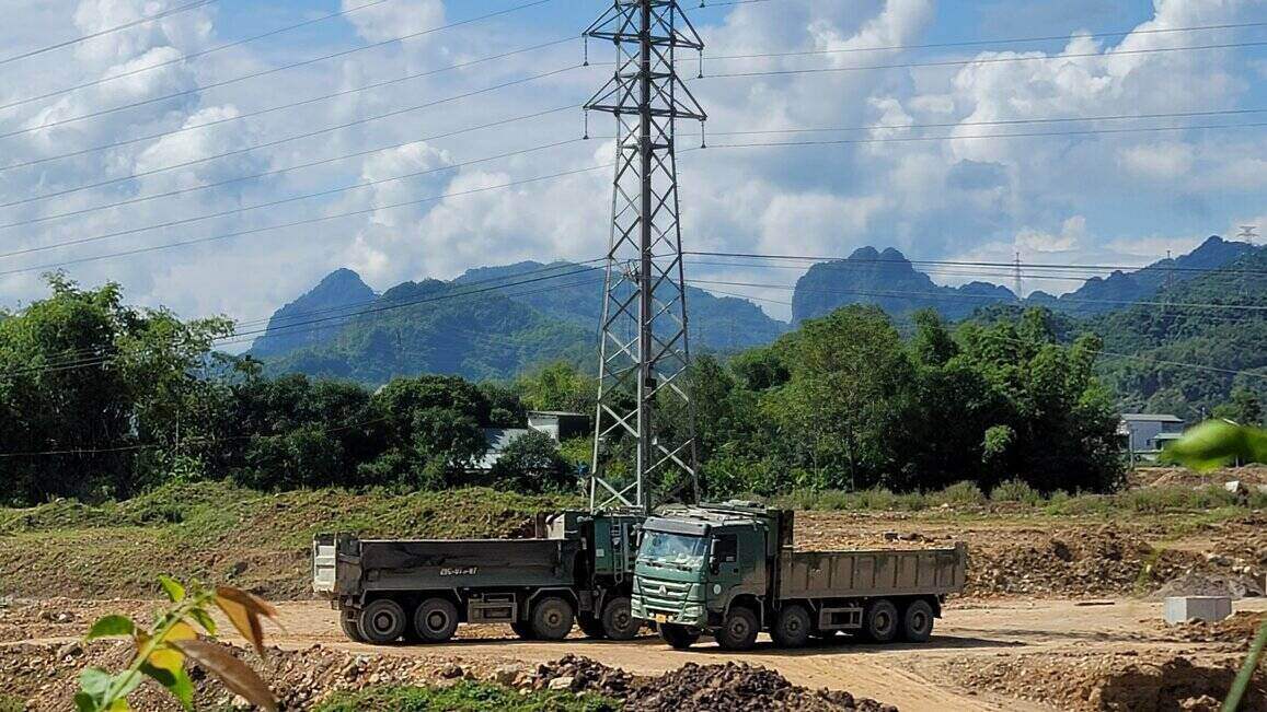 May moc va cac thiet bi dang hoat dong het cong suat de dam bao tien do