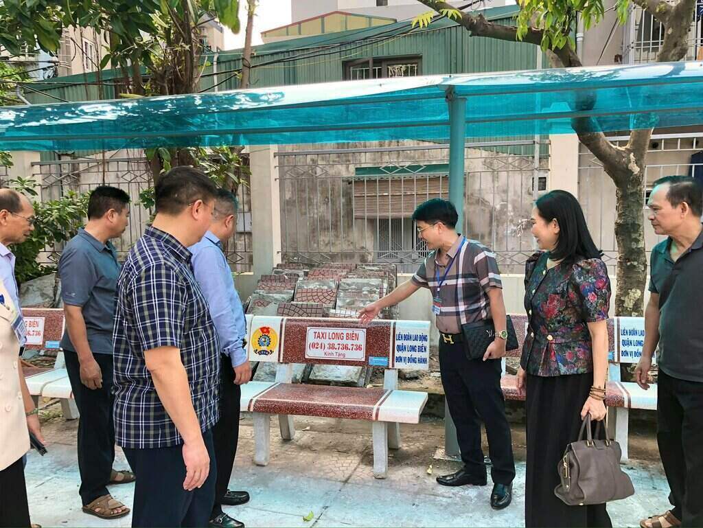 Long Bien District Trade Union coordinated to build landscape and environment through the activity of donating stone benches. Photo: Trade Union