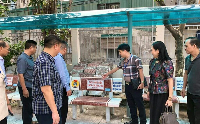 Long Bien District Trade Union coordinated to build landscape and environment through the activity of donating stone benches. Photo: Trade Union