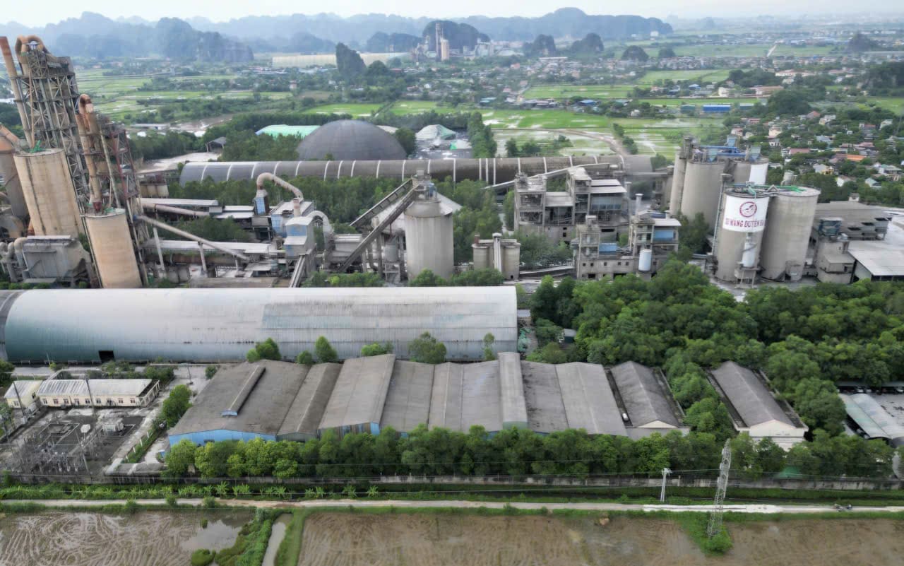 Theo giải trình của UBND tỉnh Ninh Bình, việc giao 38,17ha rừng cho doanh nghiệp là để làm hành lang an toàn khai thác mỏ, làm vật liệu sản xuất ximăng cho dây chuyền 2 của nhà máy ximăng Duyên Hà. Ảnh: Nguyễn Trường