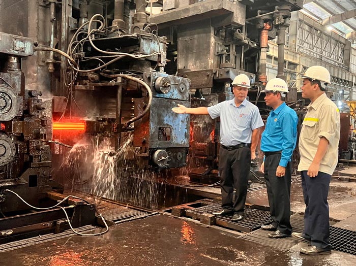 Union officials of Thai Nguyen Iron and Steel Corporation went to the production site to encourage workers. Photo: Nguyen Tung