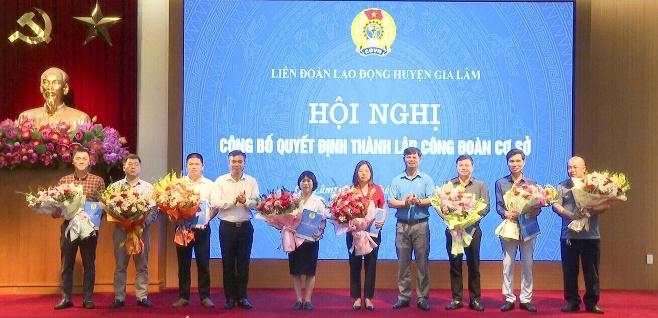 Gia Lam District Labor Federation presented the Establishment Decision to grassroots unions in March 2024. Photo: Grassroots Union