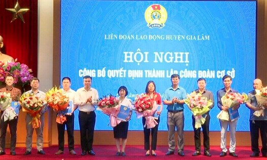 Liên đoàn Lao động huyện Gia Lâm trao Quyết định thành lập cho các Công đoàn cơ sở hồi tháng 3.2024. Ảnh: CĐCS