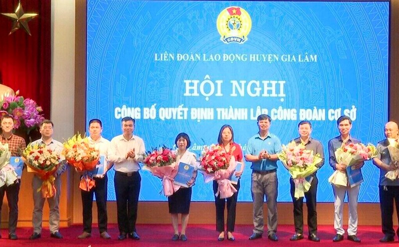 Gia Lam District Labor Federation presented the Establishment Decision to grassroots unions in March 2024. Photo: Grassroots Union