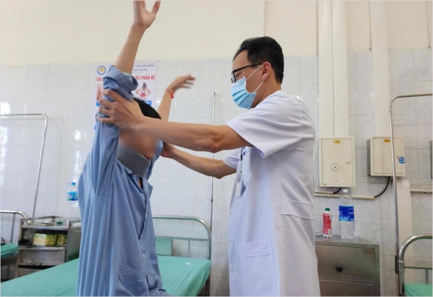 A doctor checks the health of a patient who has symptoms of quadriplegia due to excessive phone use. Photo: Hoa Binh Provincial General Hospital