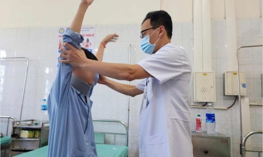 Bác sĩ kiểm tra sức khoẻ bệnh nhân có biểu hiện liệt tứ chi khi dùng điện thoại quá nhiều. Ảnh: Bệnh viện Đa khoa tỉnh Hoà Bình