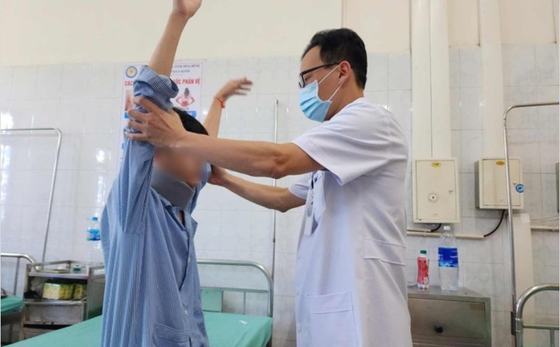 A doctor checks the health of a patient who has symptoms of quadriplegia due to excessive phone use. Photo: Hoa Binh Provincial General Hospital